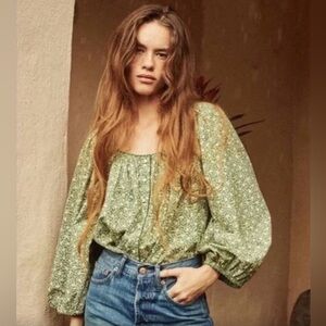 Doen green and white floral long sleeved blouse. Great condition.